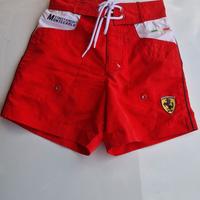 pantaloncini da bagno rossi marchiati Ferrari con 