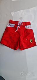 pantaloncini da bagno rossi marchiati Ferrari con 