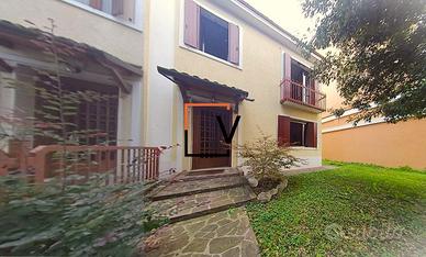 PORZIONE DI BIFAMILIARE IN PROSSIMITA' DEL CENTRO