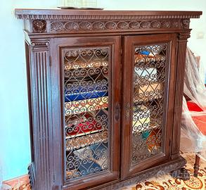 Credenza con ante in ferrobattuto e intagli