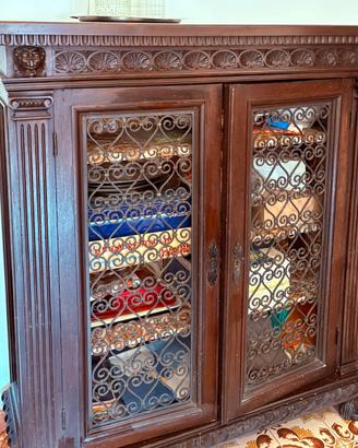 Credenza con ante in ferrobattuto e intagli