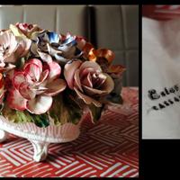 Vaso in porcellana con fiori decorativi