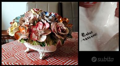 Vaso in porcellana con fiori decorativi