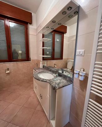 mobile bagno completo di tutto come in foto 