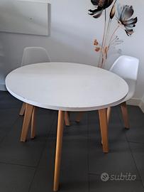 tavolo e sedie in legno