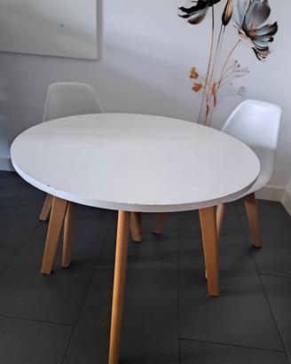 tavolo e sedie in legno