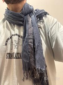 Sciarpa primaverile a righe blu e grigie