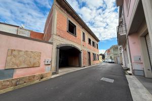 Ampia struttura con cortile e cantina