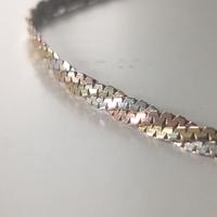 Un collier in argento tricolore