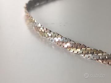 Un collier in argento tricolore