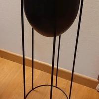 Vaso con piedistallo nero in metallo