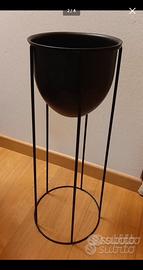 Vaso con piedistallo nero in metallo