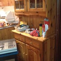 Credenza rustica con tavolo e panche