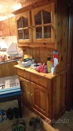 Credenza rustica con tavolo e panche