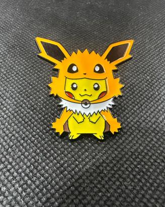 Spilla Pokémon Pikachu con costume Jolteon