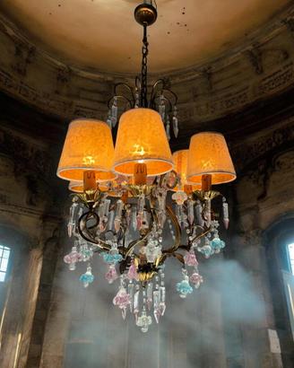 Lampadario Antico In Ferro Battuto e Cristalli.