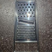 Grattugia in metallo nuova