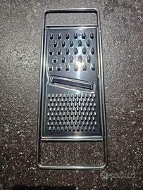 Grattugia in metallo nuova