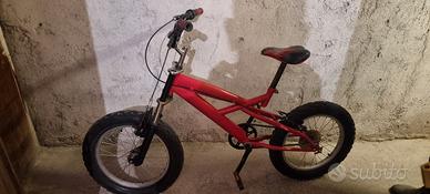 Bici BMX rossa con gomme larghe