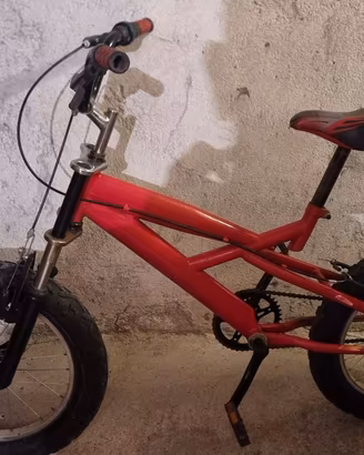 Bici BMX rossa con gomme larghe