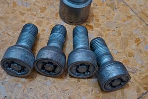 bullone antifurto volkswagen golf 7