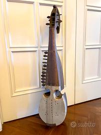 Antico strumento a corde Rubab afgano