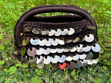 Borsa clutch in cordino e paillettes