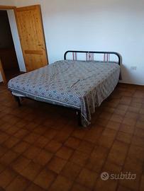 Letto con materasso e rete in legno a doghe
