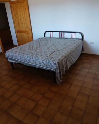 Letto con materasso e rete in legno a doghe