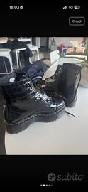 Dr Martens Nero lucido pitonate.