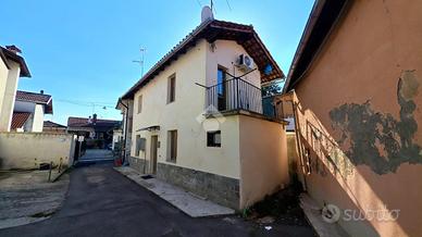 CASA SEMINDIPENDENTE A NOVARA
