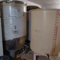 recipienti in acciaio inox e resina per vino