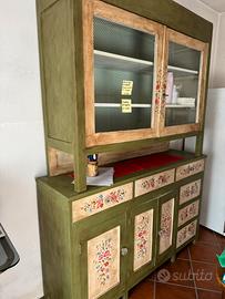 Credenza dipinta a mano per casa in montagna