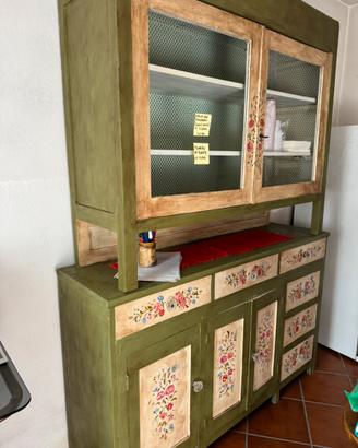Credenza dipinta a mano per casa in montagna