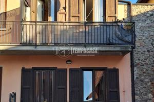 TRILOCALE INDIPENDENTE CON BALCONE IN CENTRO PAESE