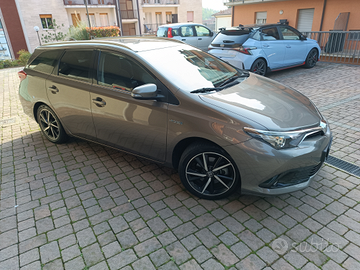 Toyota Auris Hybrid