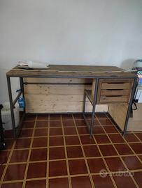 Scrivania o tavolo da lavoro stile industriale