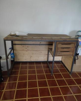 Scrivania o tavolo da lavoro stile industriale