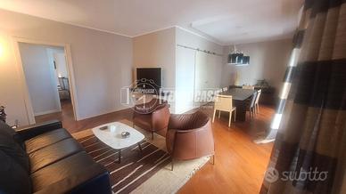 Bifamiliare a piano rialzato con tavernetta cortil