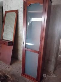 Ingresso con specchio, armadio a colonna e 4 sedie