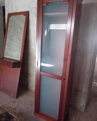Ingresso con specchio, armadio a colonna e 4 sedie