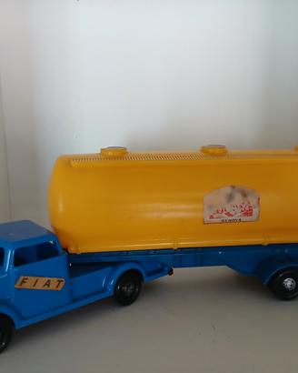Camion FIAT Cisterna Vintage  FIAT 682 plastica