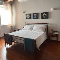 Letto in ferro battuto e cigliegio