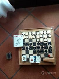 Dama Vintage con diverse tavole da gioco.