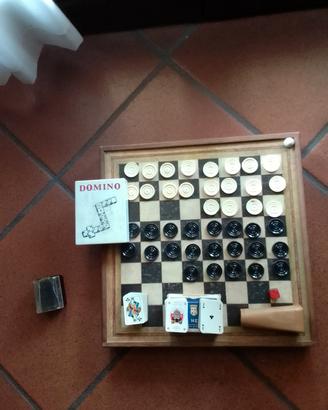 Dama Vintage con diverse tavole da gioco.