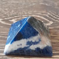 Piccola ma particolare piramide in sodalite.
