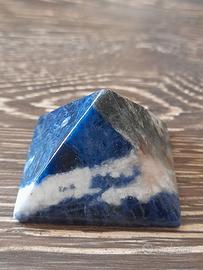 Piccola ma particolare piramide in sodalite.