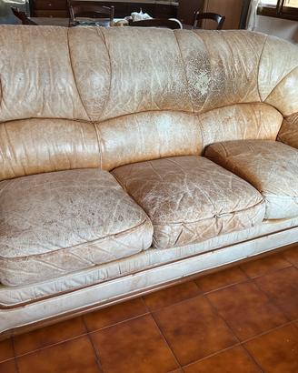 Divano in pelle con inserti legno e poltrone
