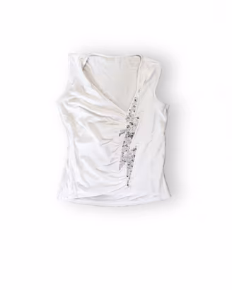 Top bianco smanicato con paillettes argento