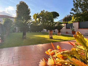 Villa in posizione centrale vicino al mare